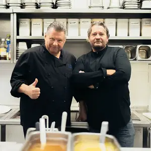 Zwei Gastronomen in der Küche